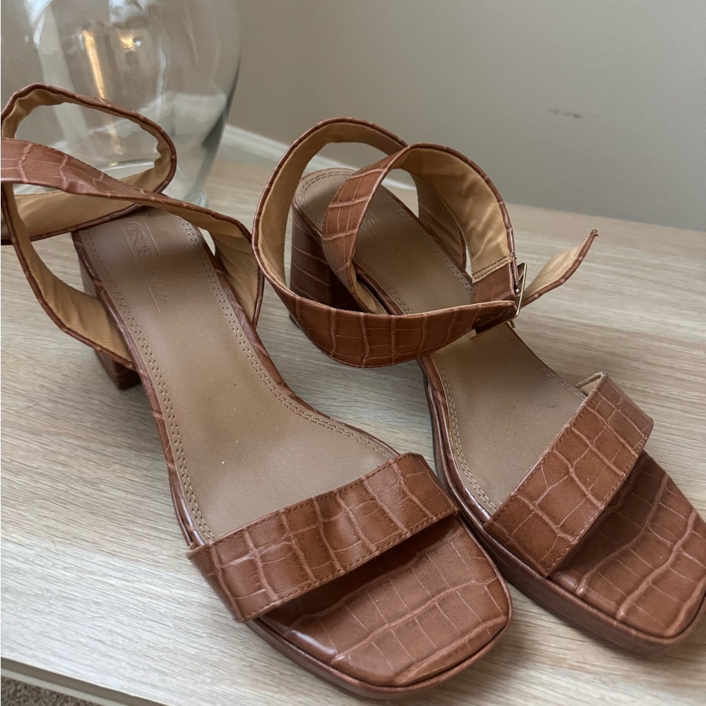 Elegant Brown Croc-Embossed Sandals